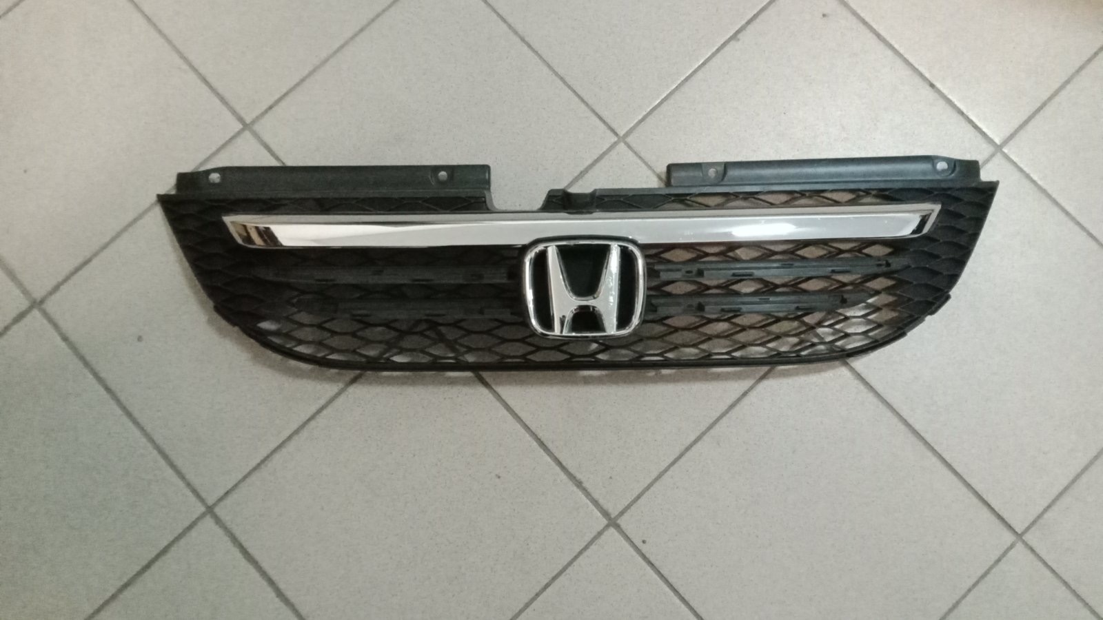 Решётка HON ODYSSEY RB1 2003-2005 [71121-SFJ-W0] ST-HD72-093-0  /+молдинг+значок/НЕТ боковых хромированных планок/ на  