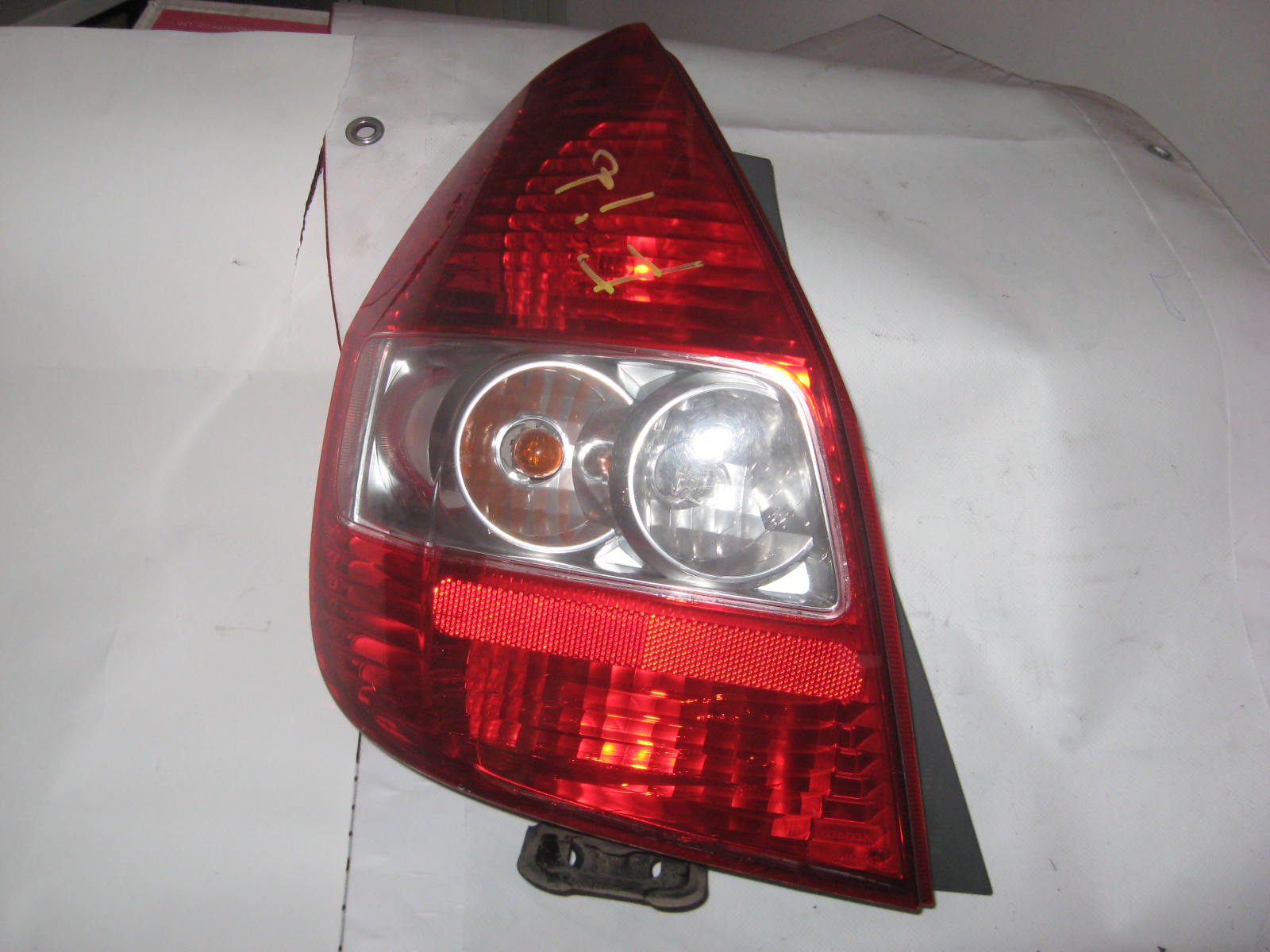 Задний фонарь HON FIT GD1  49-49  L  [б/у] на HONDA FIT