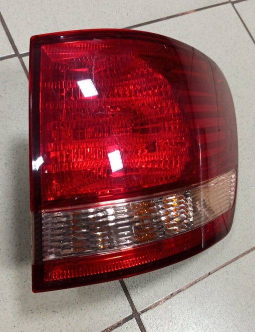 Задний фонарь TOY IPSUM ACM21 44-35 R ('01-'03)  [б/у] на TOYOTA IPSUM
