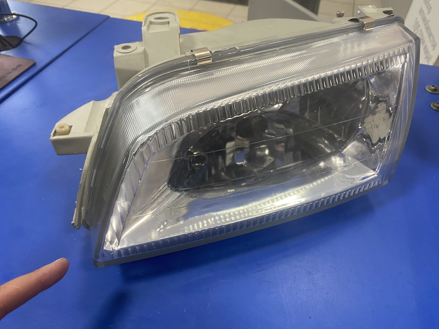 Фара TOY CALDINA / CARINA E 212-1156C L (92-96) /хрусталь/ SAT (нет одного крепления,  на стекле трещена) на  