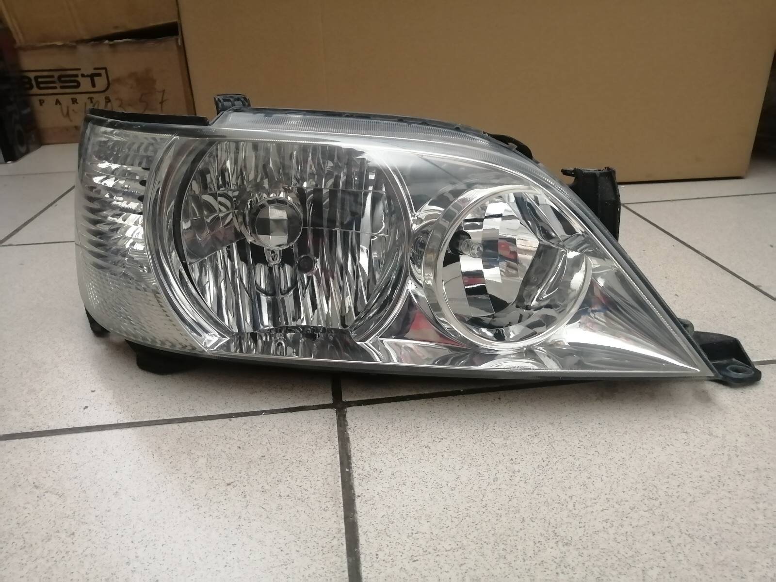 Фара TOY VISTA 50 32-174 R   [б/у] на TOYOTA VISTA