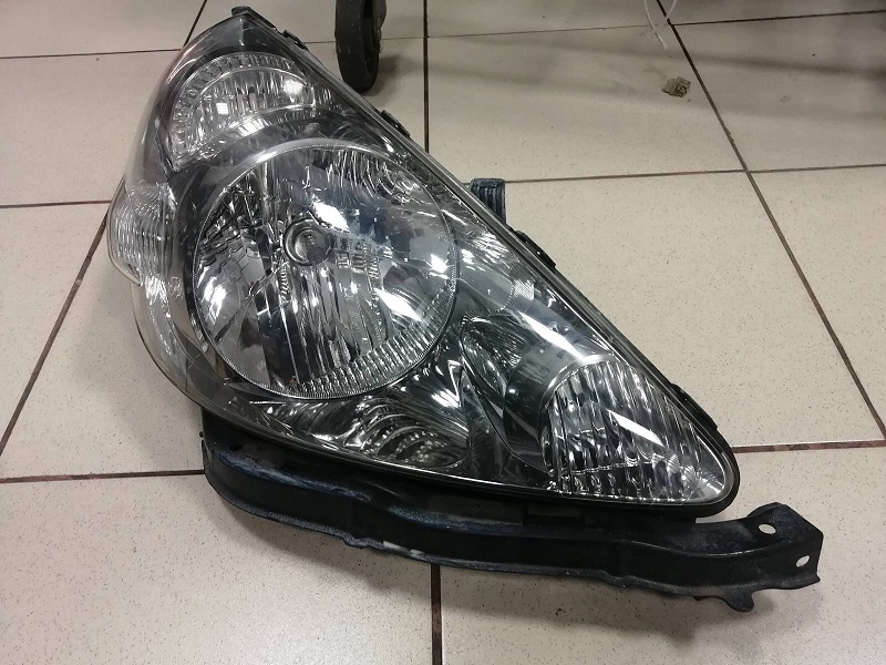 Фара HON FIT GD1  (2002-)    /хром+ресничка/  16-80 R    [б/у] на HONDA FIT