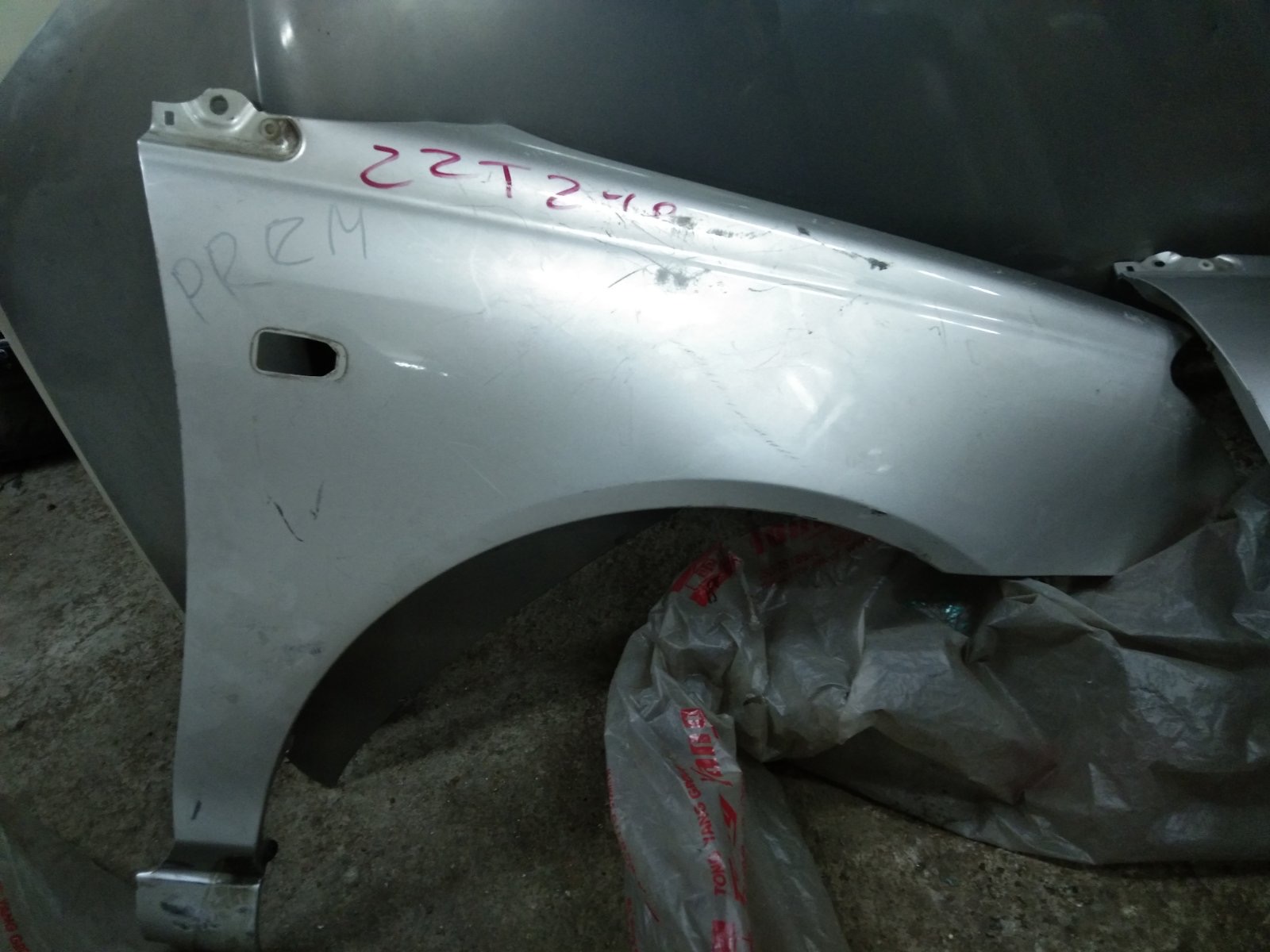 Крыло TOY PREMIO 240 RH (серое) '02 [б/у] /Потёртости без поворота!/ на TOYOTA PREMIO