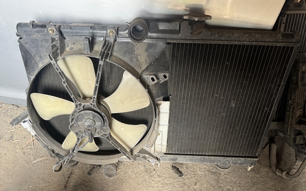 Радиатор TOY SPRINTER AE110 5A-FE [б/у] /с диффузором/ на TOYOTA 