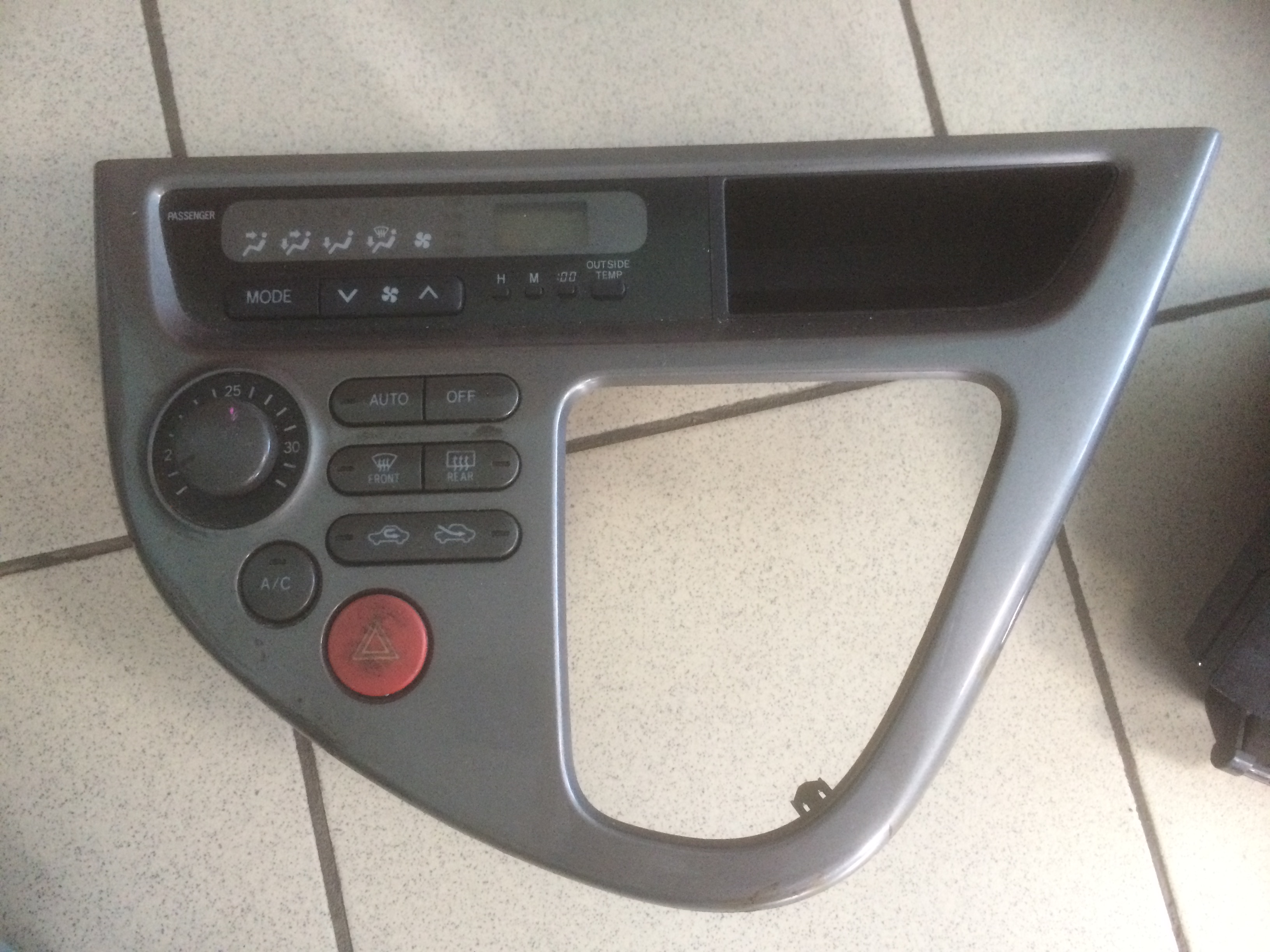 Панель климат контроля TOY WISH ZNE10 (серая) '04 [б/у] на TOYOTA WISH