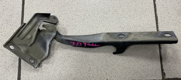 Петля капота SUZ ESCUDO TD94/TD54 '07 RH [57410-65J03] [б/у] на SUZUKI ESCUDO