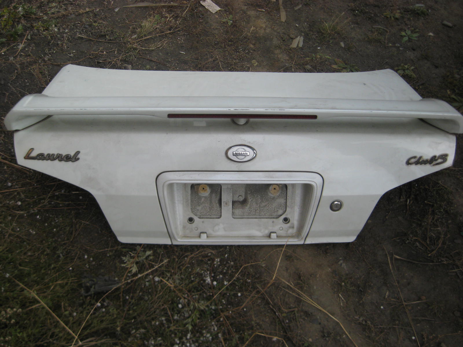 Крышка багажника NIS LAUREL C35 /спойлер/белая/ [б/у] на NISSAN LAUREL