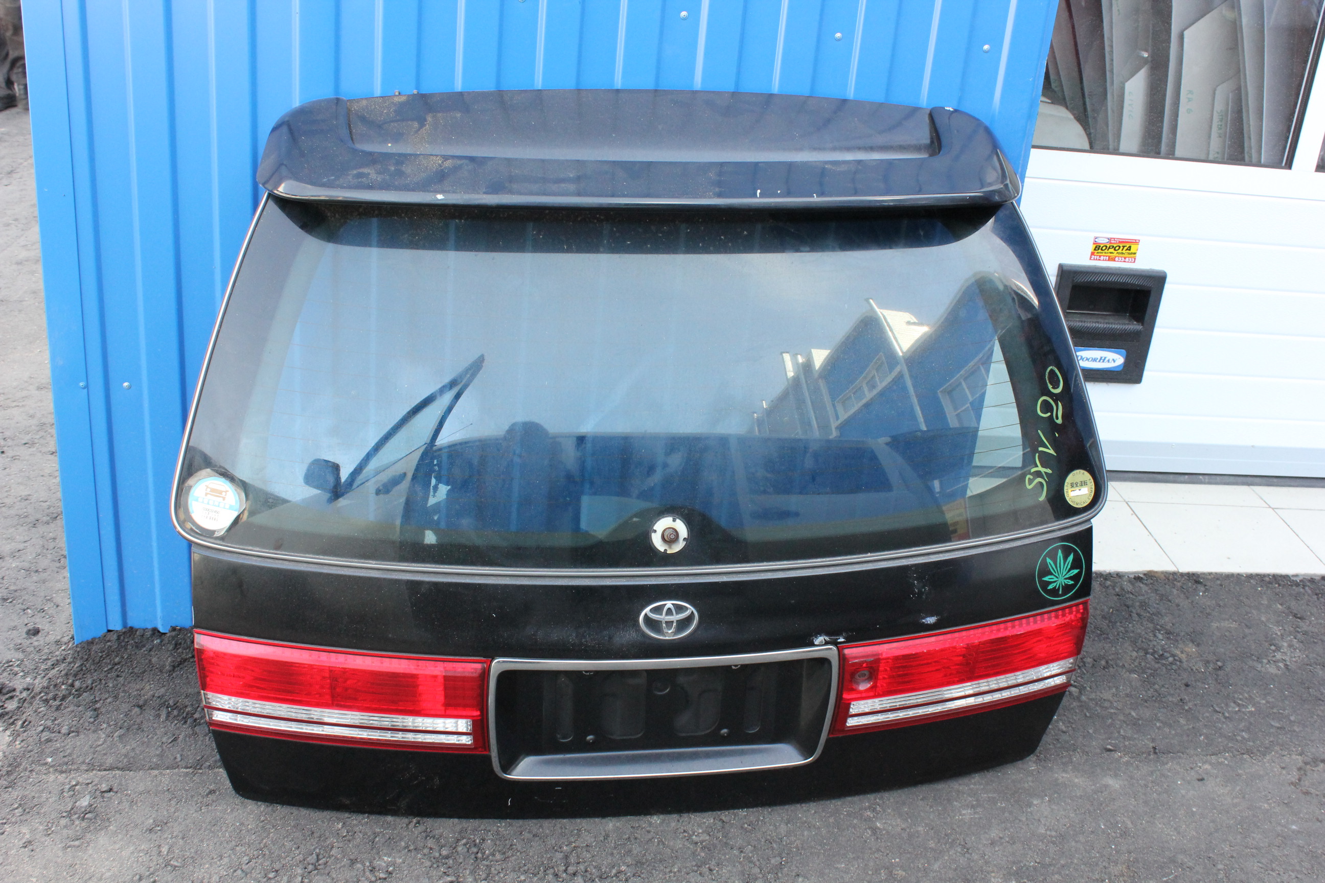 Дверь 5-я TOY MARK II QUALIS (97-99) /черная/сполер+метла(дворника нет)+вставки 33-29/ [б/у] на TOYOTA QUALIS